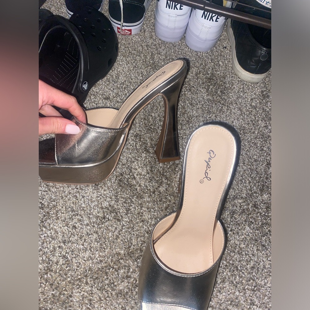 Metallic heels size 7.5, great condition.